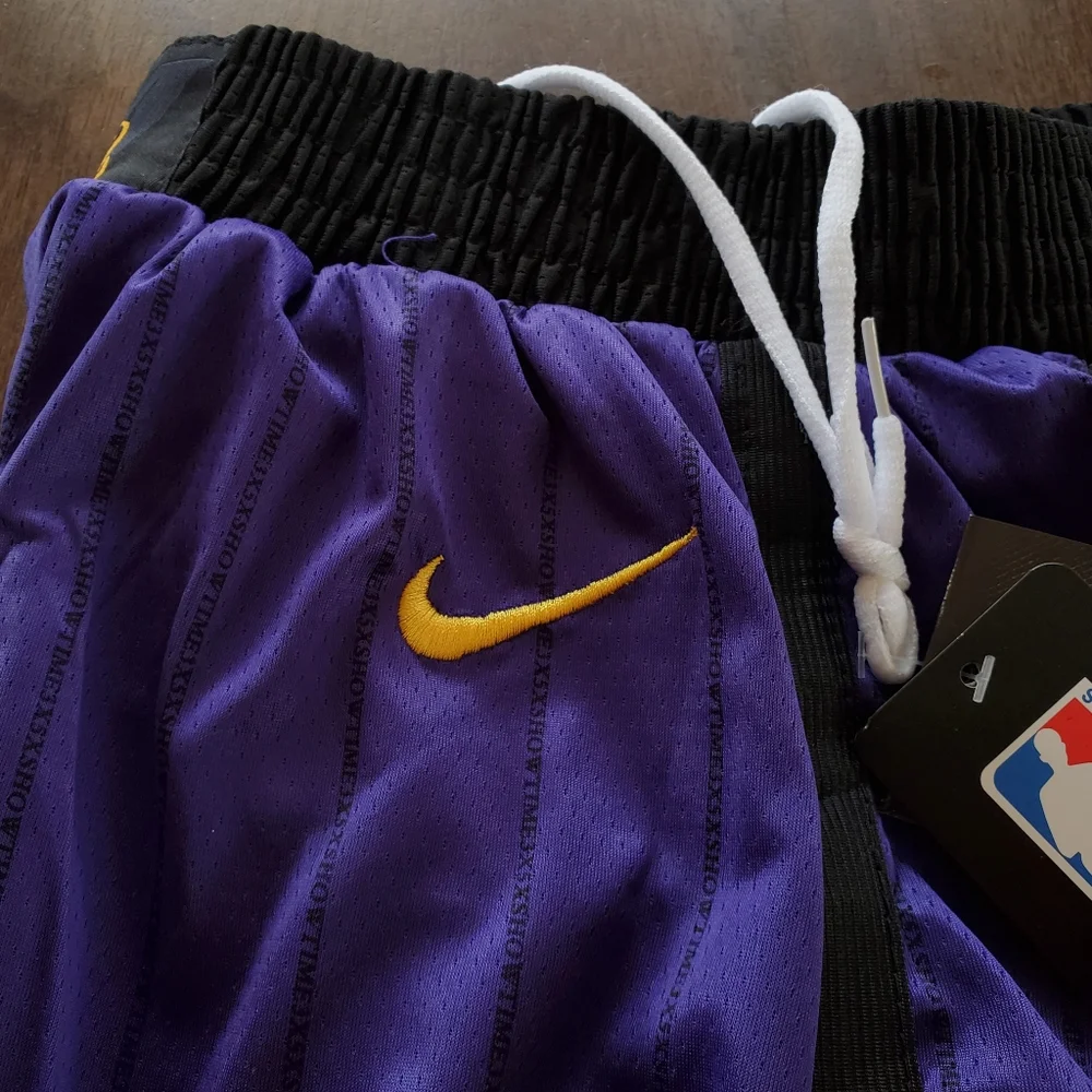 Los Angeles Lakers - Picture 4 of 8